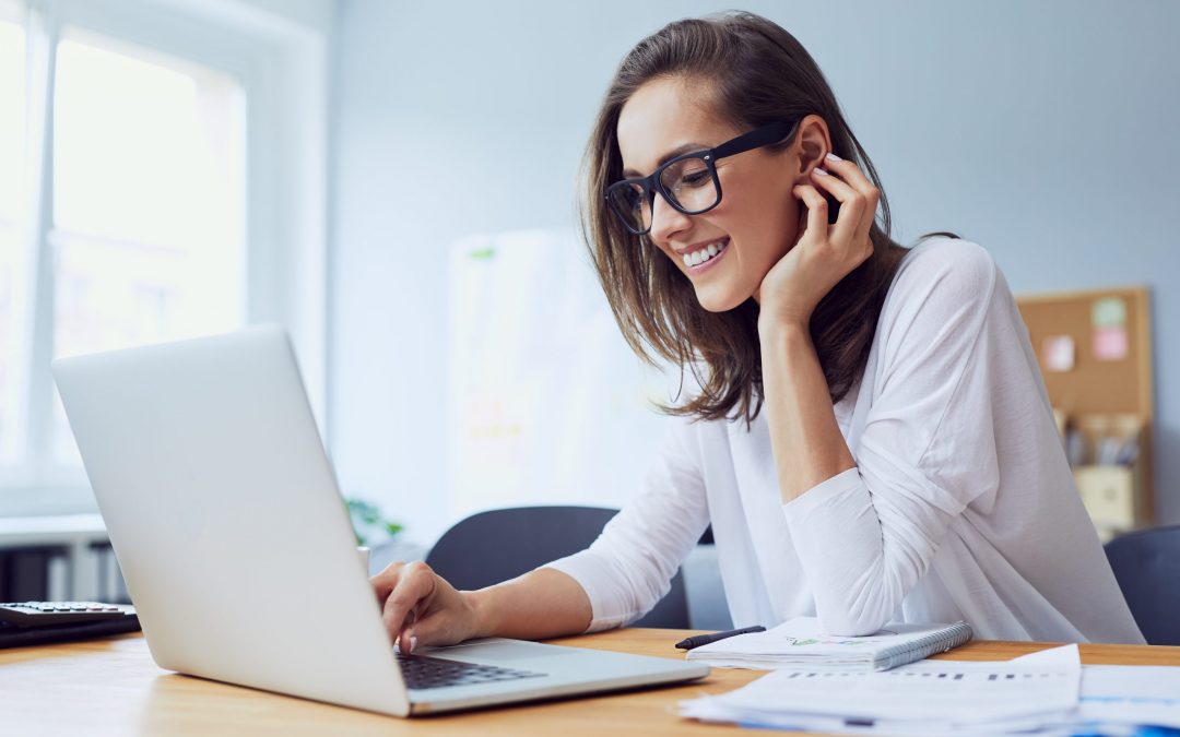 Tecnologia e visão: como as lentes de óculos corretas podem auxiliar no dia a dia
