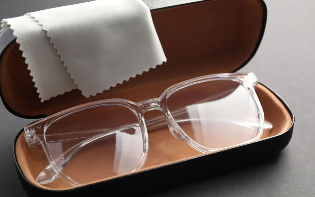 Como limpar óculos corretamente sem riscar as lentes